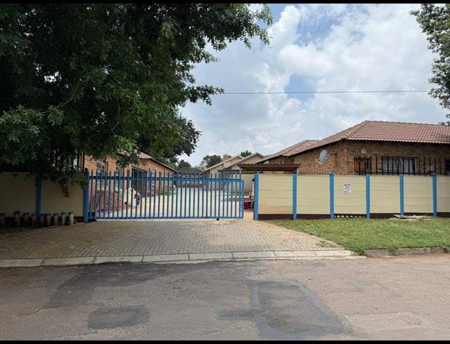 2 BEDROOM TOWNHOUSE FOR SALE IN GREENHILLS